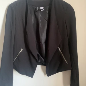 Hm - Tunnare jacka som är snygg att ha över ett linne eller topp ! 