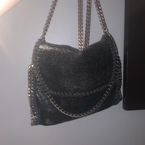 Jätte fin Stella liknande väska  - Jätte trendig och fin Stella liknande väska! Den är Glittrig, svart - bilderna gör den inte rättvis. Skriv privat om du vill ha fler bilder!!