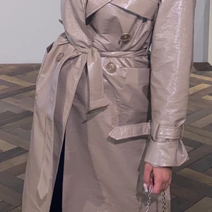 Beige kappa - Beige kappa från oh polly. Säljer då jag inte längre har användning för den.🌸