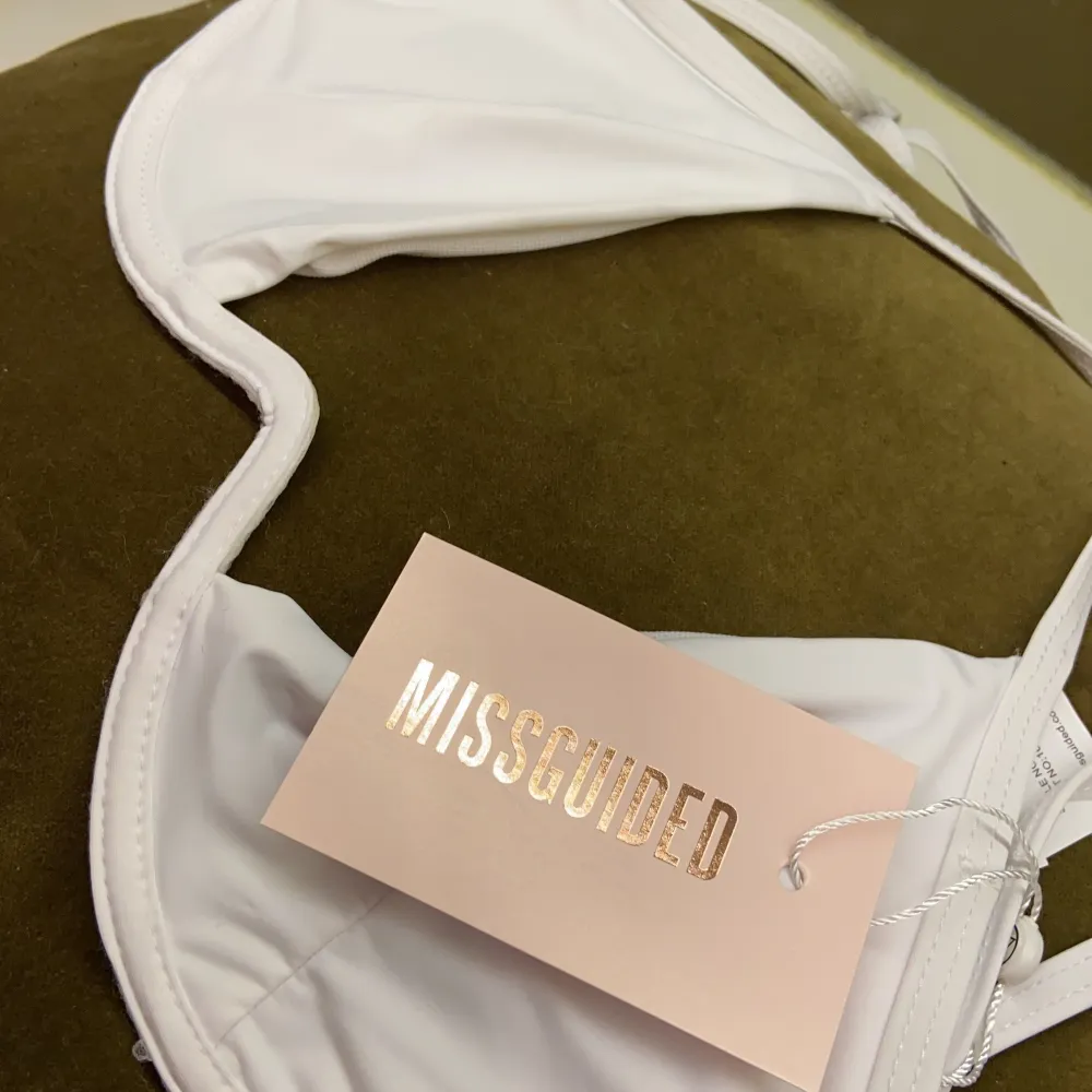 Säljer denna jätte fina helt oanvända bikini överdel från Missguided som jag köpt från Nelly i storlek 38 men skulle även passa 36, säljer pga att den var för liten och nu är det för sent att lämna tillbaka den. Nypris 200kr🤍🤍. Övrigt.