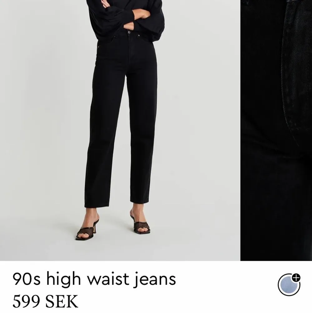 Raka svarta jeans från ginatricot, köpta för 599kr. Mitt pris 200kr, i princip aldrig använda. Storlek 32.. Jeans & Byxor.