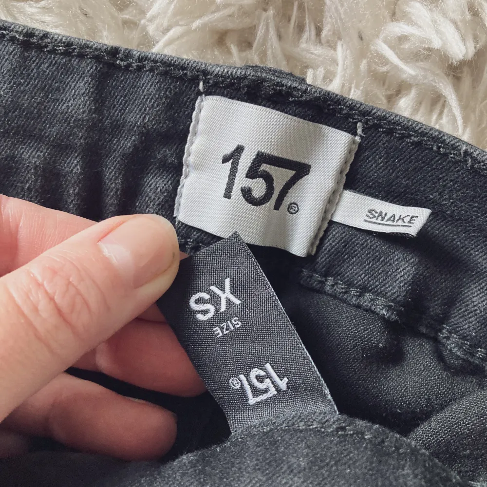 Svarta Snake jeans med slitningar på knäna. Stl. XS. Använt men okej skick. Från Lager157.. Jeans & Byxor.