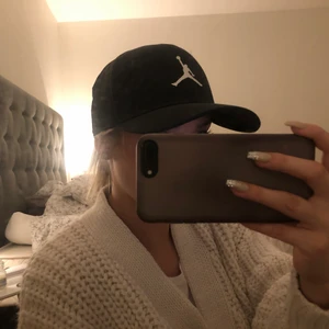 NIKE JORDAN KEPS - en svart nike jordan keps 💘💘 sparsamt använd!! 