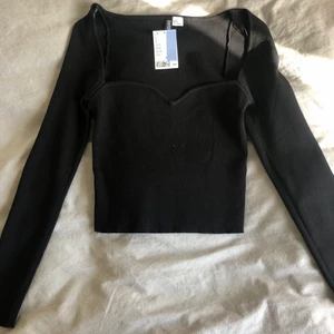 Svart tröja från hm - Jättefin tröja från hm, som passar perfekt i höst😍 Tyvärr är den för stor för mig så den är aldrig  använd!❤️ köparen står för frakt. Buda i kommentarerna.