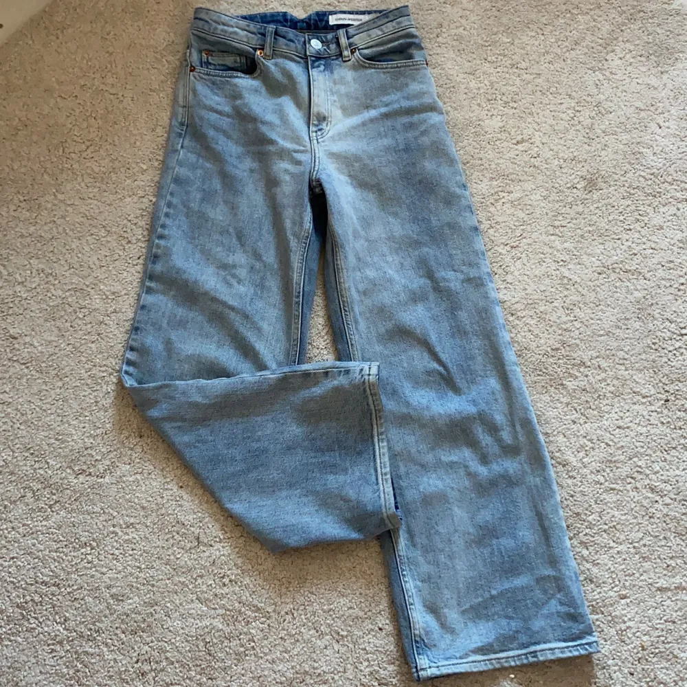 Carin Wester jeans som är ljusblåa (den andra och tredje sidan visar färgen bättre), använd ett par gånger men blev för små ganska snabbt. Själv köpta för 500kr men säljer nu för 150+frakt. Skriv gärna om du har frågor!! <33. Jeans & Byxor.