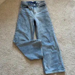 Carin Wester jeans som är ljusblåa (den andra och tredje sidan visar färgen bättre), använd ett par gånger men blev för små ganska snabbt. Själv köpta för 500kr men säljer nu för 150+frakt. Skriv gärna om du har frågor!! <33
