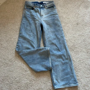 Carin Wester jeans - Carin Wester jeans som är ljusblåa (den andra och tredje sidan visar färgen bättre), använd ett par gånger men blev för små ganska snabbt. Själv köpta för 500kr men säljer nu för 150+frakt. Skriv gärna om du har frågor!! <33