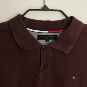 Piké - snygg pikétröja i storlek XXL från tommy hilfiger. färgen är typ brunlila najs oversize på mig som vanligtvis har M