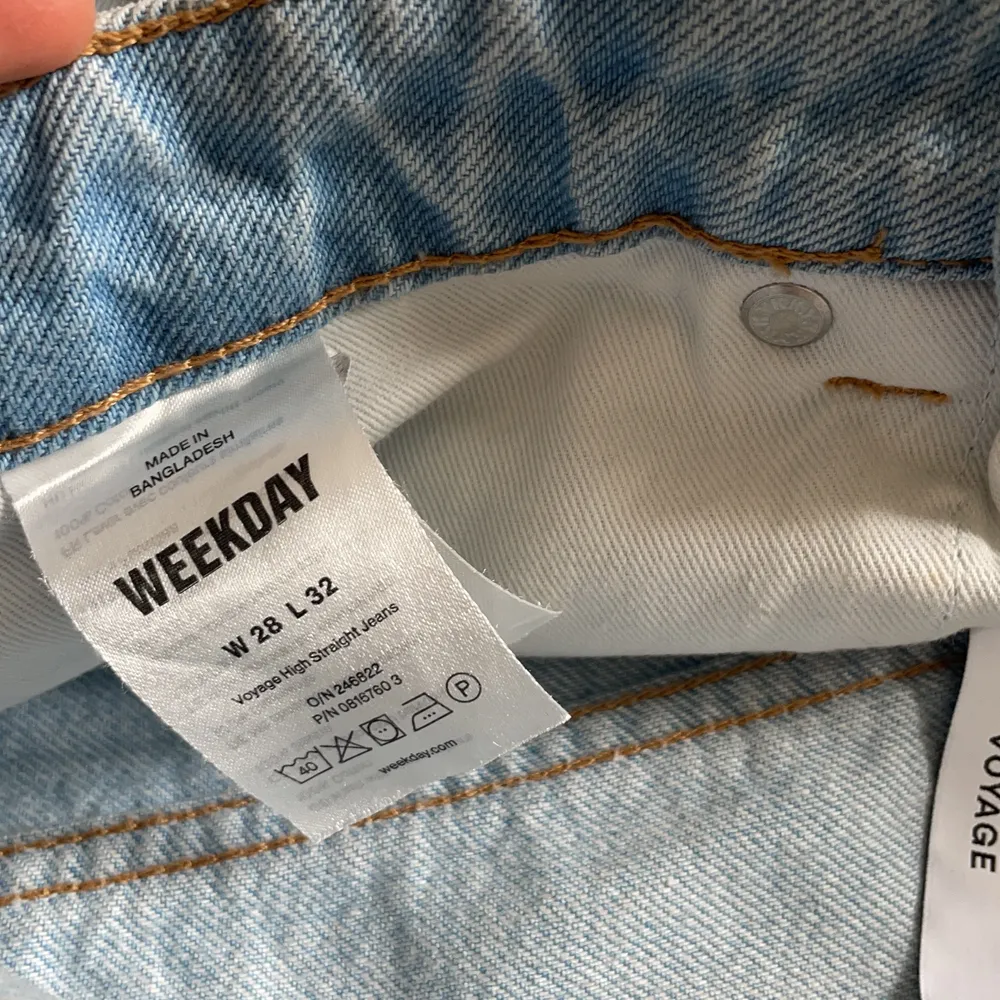 Ett par assnygga jeans från weekday, används 1 gång nyskick pris 500kr. Kan lämnas i norra Stockholm (täby, Danderyd, åkersberga, vallentuna. Jeans & Byxor.