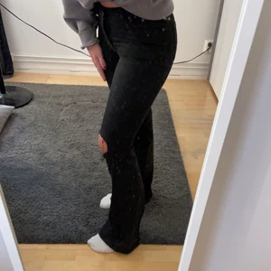 Utsvängda byxor med hål - Ett par superfina svarta utsvängda jeans med egen-gjorda hål. Byxorna är ifrån crocker och är midwaisted💫
