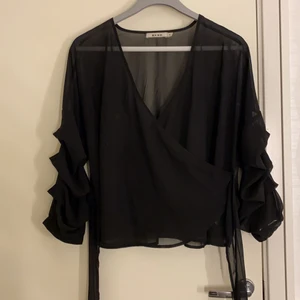 Blus - Snygg omlottblus med puffärmar i storleken 40. Finns liknande i rött i storlek 38. En för 200kr, båda för 350kr. 