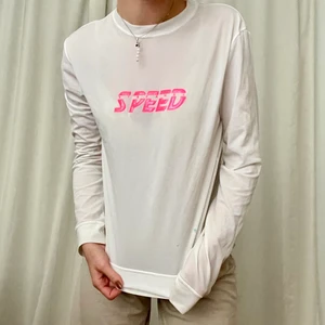 💗 SPORTY neon långärmad topp - Långärmad vit topp med texten SPEED på i neonrosa. Sportigt tunnt tyg. Älskar hur den här toppen ser ut och önskar jag kunde bära upp den, tyvärr passar den ej min stil. Den är köpt vintage, det står storlek L men jag tror den är en liten italiensk storlek, skulle säga att den möjligtvis passar som en M. Jag har storlek S så på mig är den lite oversize, vilket också funkar. Skicket är bra, dock har den två små ljusblå fläckar i nederkanten. Annars bra skick. 