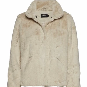 Biege teddyjacka från only i strl L - Mjuk, varm och skön tyddyjacka som samtidigt är väldigt snygg, den är i strl L och i en jättefin biege färg🤎 den har använts en del förra året men kommer inte längre till användning. Därav säljer jag den för ett billigt pris🥰 