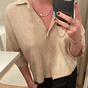 stickad tshirt med knappar - jättefin längre stickad tshirt med knappar och krage i jättefint skick! från .Object i strl S