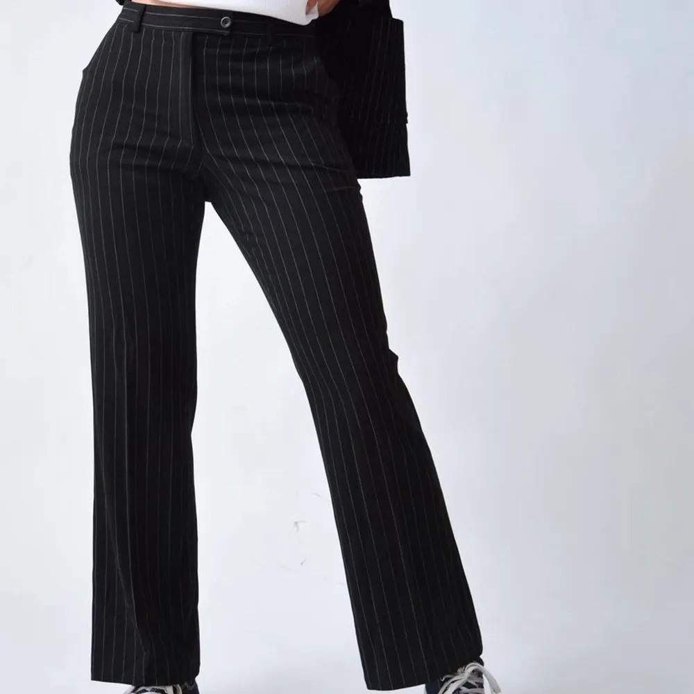 Snygga och sköna vitrandiga kostymbyxor i en bra kvalité. Säljer pga de va lite för korta för mig som är 171, annars så fina på!! ☺️ (Lånade bilder) . Jeans & Byxor.