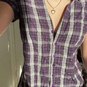 lila skjorta  - rutig lila skjorta i storlek m men passar även s 💕💕