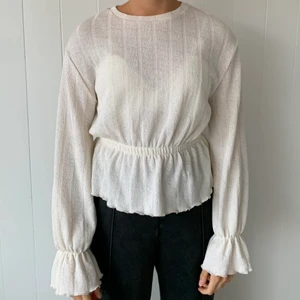 Topp - Säljer denna gulliga topp i superfint material🥰köpt från bikbok stl XS men passar även S, sparsamt använd❤️säljer för 99 kr + frakt, samfraktar gärna!