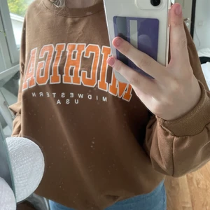 Sweatshirt - säljer min bruna sweatshirt från shein nu! den är väldigt tunn i materialet. den är oversized på mig som vanligtvis har S. den passar de flesta storlekar