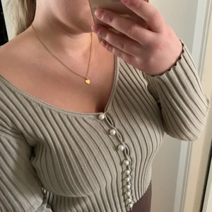 Ribbstickad kofta m. Pärlor strl L, NAKD - Koftan är aldrig använd, enbart provad hemma. Mycket stretchigt i tyget. Så man kan ha den om man är strl M, L men och XL skulle jag säga. Tyget är mjukt och lent. Knapparna går att knäppa upp om man vill de. Den är från Na-kd. 