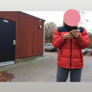 North face jacka!! - Röd North face jacka. Andvänd ganska mycket så den är inte lika stor/puffig längre. Köpte för 3000. Säljer för 2500. Eller skriv bud.