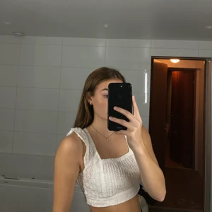 Vit topp - Vitt linne ifrån shein som man knyter på ryggen. Jätteskön men kommer tyvärr inte till användning längre💗 pris kan diskuteras 