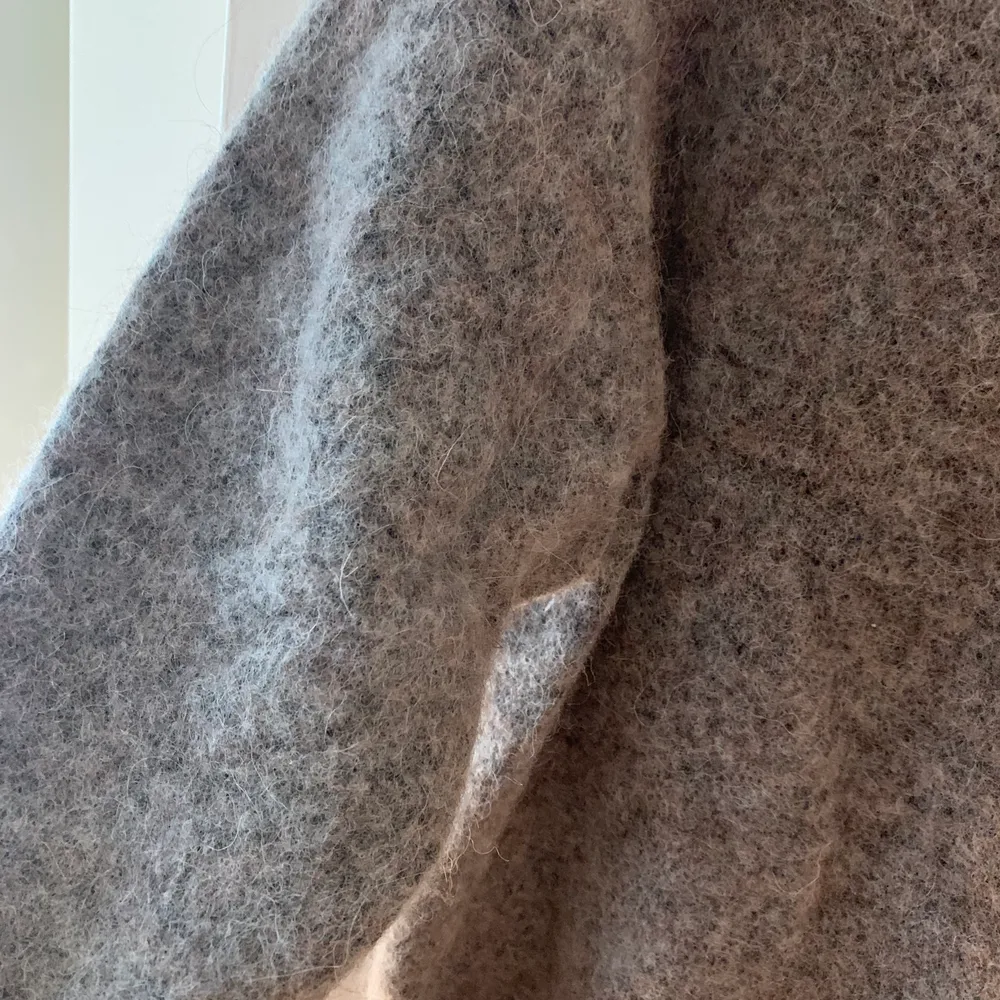 En fin gråmelerad/flerfärgad ylletröja från Carin Wester, inte så stickig! Ca. storlek S (skulle nog passa bäst på en Xs-S❤️ Perfekta hösttröjan! . Stickat.