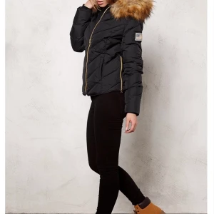 Svea vinterjacka  - Tjock dunjacka från Svea. Väl använd men ändå bra skick. Ny pris 1500kr. Är liten i storleken så passar som en M/L.😊