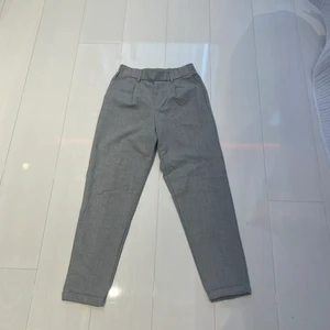Pösiga kostymbyxor - Gråa lite pösigare kostymbyxor från bershka, väldigt lite använda, bra skick