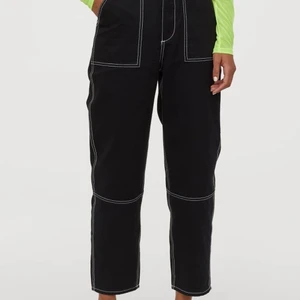 Svarta byxor vit söm - Sjukt coola byxor från HM, endast använd en gång. Strl 40