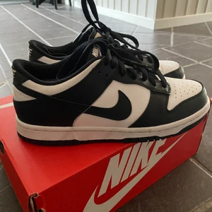 Nike dunk low panda - Säljer mina utsålda skor! Byter mot ett par 39:or🖤🖤 inköpta på hypestein i Stockholm. Använda 1 gång!