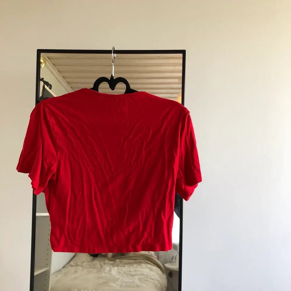 En kort och löst sittande t-shirt från hm! Den är i storlek M men passar även S. T-shirts.