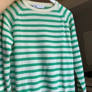Grönrandig tröja - Säljer min helt nya grönrandiga tröja frn zara som jag tror är slutsåld på hemsidan ❤️ använd en gång och nyskick 💗