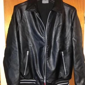 Skinnjacka  - Skinnjacka i nyskick storlek medium 