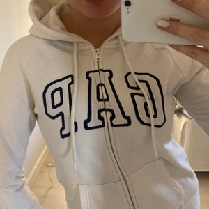 Tjock tröja från GAP - Säljer min tjocktröja med dragkedja från GAP får jag inte änvänder den. Jätte bra skick då den knappt är använd och skönt material.