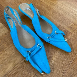 Vintage klackar  - Sötaste vintage mini-klackarna!! 💙💎 Liten taxklack som är väldigt y2k 🌸 Storlek 40 och funkar på 39 också då dem är ganska smala! Vintage Don-Donna, med äkta lädersula så dem håller sig fräscha inuti ✨💕 Underbart läckra och unika! Köpta secondhand men har för mkt skor nu så måste rensa ☹️💜