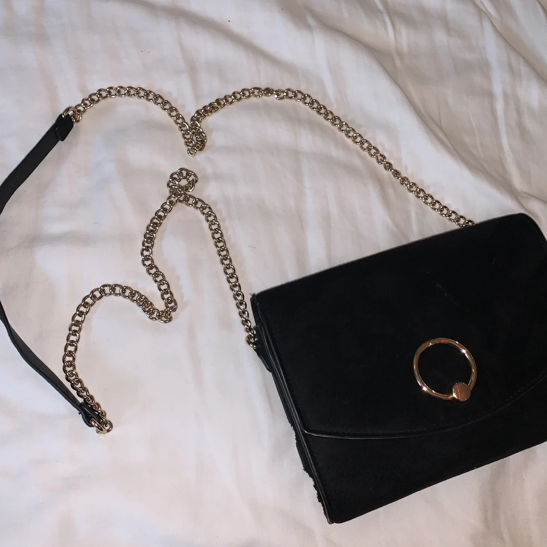 Svart väska med gulkedja - 91