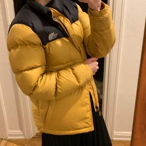 Perfect condition North Face down puffer jacket. Size small men. Perfect for an oversized look. Bought at the North Face shop in Stureplan, Stockholm. Selling it because I need space in my closet, but I love it ;) 