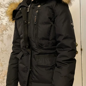 Hollies jacka - Hollies jacka endast använd vinter 2020. Säljs för den ej passar.