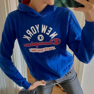 Hoddie - Fin blå champion hoddie, perfekt till hösten, storlek XL i barnstolek, men passar perfekt för mig som är 178 lång!! 💙💙