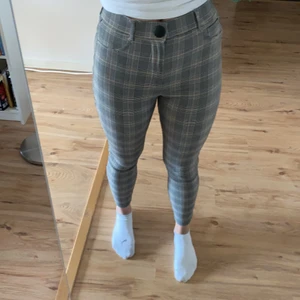 Rutiga byxor  - Sjukt bekväma och snygga byxor från Zara! De är lika sköna som ett par tights fast med stretchigt typ! Säljer pga att de inte kommer till använding! Mycket bra skick! Storlek S 👖🥰 