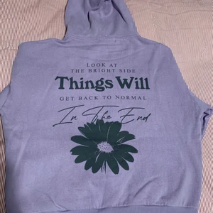 Hoodie  - En hoodie med finaste lila färgen och snygga tryck både fram och bak! Använd en gång ❤️ Skriv för fler bilder