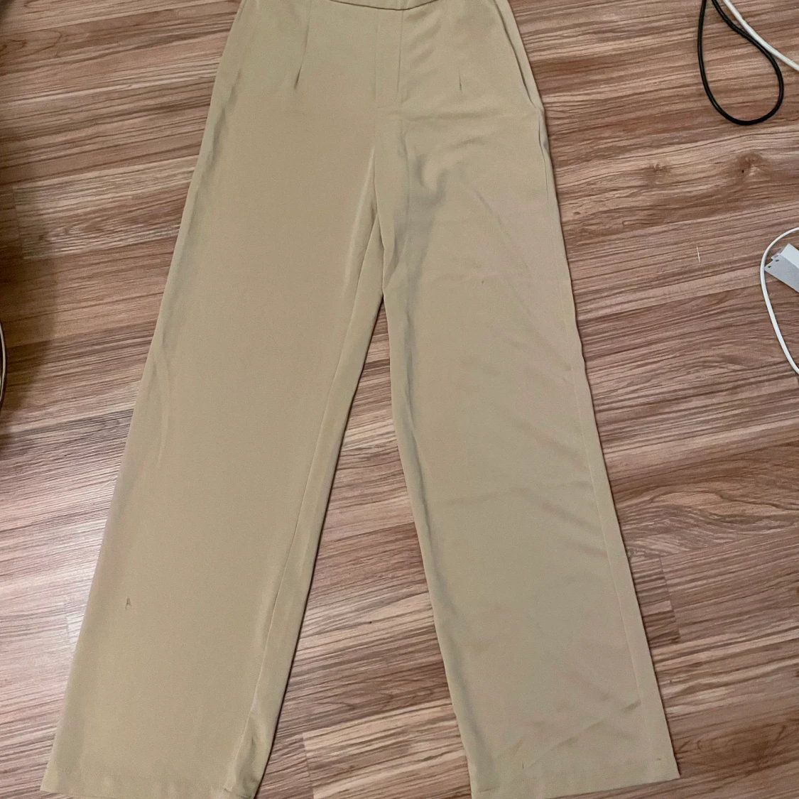 Beige kostymbyxor ifrån bikbok - 90