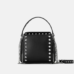 Zara väska nitar - Säljer denna superfina och efterfrågade zara väskan med nitar. Nästan helt oanvänd och inga defekter. Helt slutsåld på deras hemsida och super trendig och fin. Om intresserad så buda gärna i budgivningen i kommentarerna!💕💕 FRAKTEN betalar köparen!!