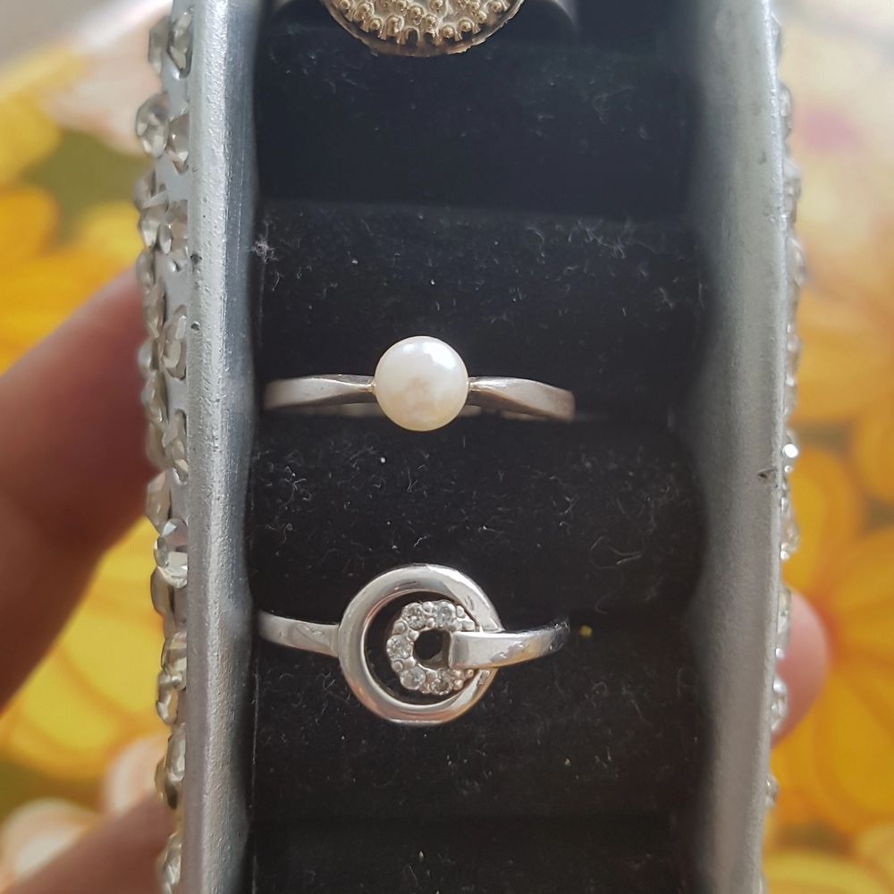 2st sötta silver ring. Äkta silver. Storlek 16.5mm . Fint skick. Går bra köpa ett. Båda 260kr plus frak. Filmar när jag postar för säkerhets skull. . Accessoarer.