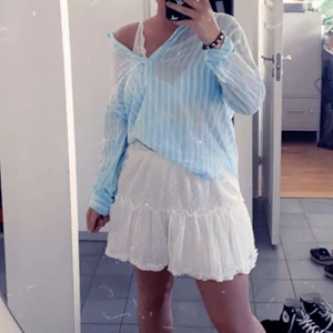 Vit kjol - Jätte fin kjol i storlek M men skulle säga att den passar bättre på en S. Säljer för den är för liten för mig😊