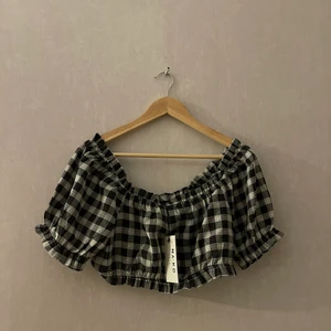 Off shoulder topp - En off shoulder topp från nakd. Aldrig använd och med prislappen kvar!