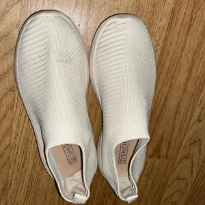 Nly Sneakers - Nly sneakers stl 39. Endast använda vid ett tillfälle men dessvärre lite stora för mig som har stl 38/38,5. Nypris var 299kr. Säljes för 50kr. 🌸🌸