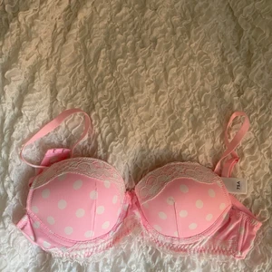 Rosa BH med spets - Supersöt BH som jag köpt för länge sedan men som aldrig kom till användning 🤍 nyskick! En aning push-up 🤍