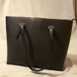  Svart axelväska från H&m - Köpte för ett tag sen men användes endast några få gånger.