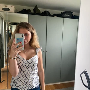 Linnea med volangärmar - HM - Så fint och trendigt linne från hm med blå prickar på💕 Aldrig använt och lappen är kvar💕 köpt för 200kr men säljer för 100kr💕 Storlek S. Hör av er vid frågor eller intresse💕💕